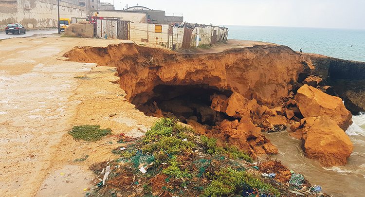 انهيار صخري يهز كورنيش آسفي ويثير الهلع بين مرتادي الشاطئ