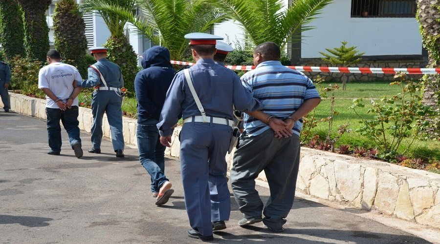 سطت على مبالغ مالية وبطاقات تعبئة وسلع..تفكيك عصابة سرقة المحلات التجارية