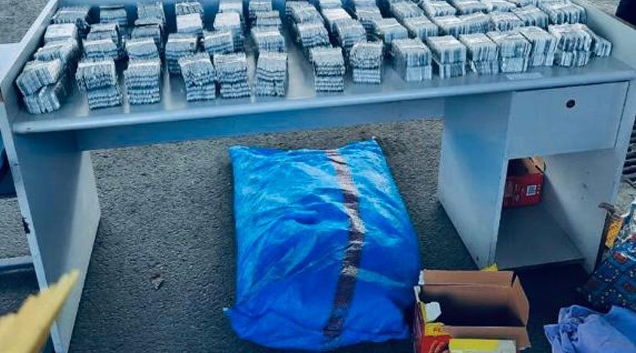 بالتعاون مع الجمارك.. أمن طنجة المتوسط يحبط تهريب أكثر من 21 ألف قرص مخدر داخل لعب أطفال