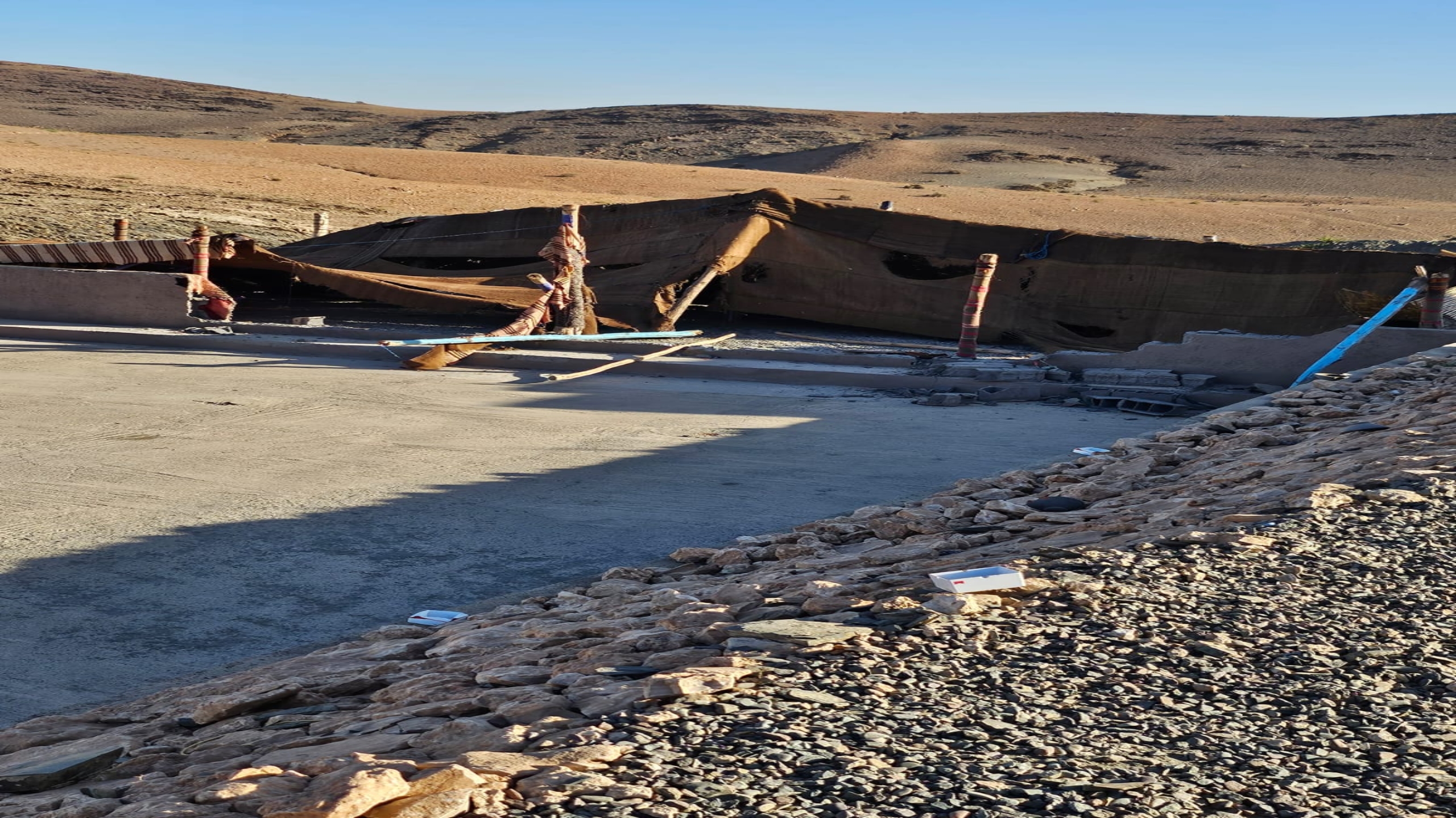 سلطات الحوز تتحرك لإزالة خيام سياحية مقامة “عشوائياً” على أراضي الجموع بسيدي بدهاج