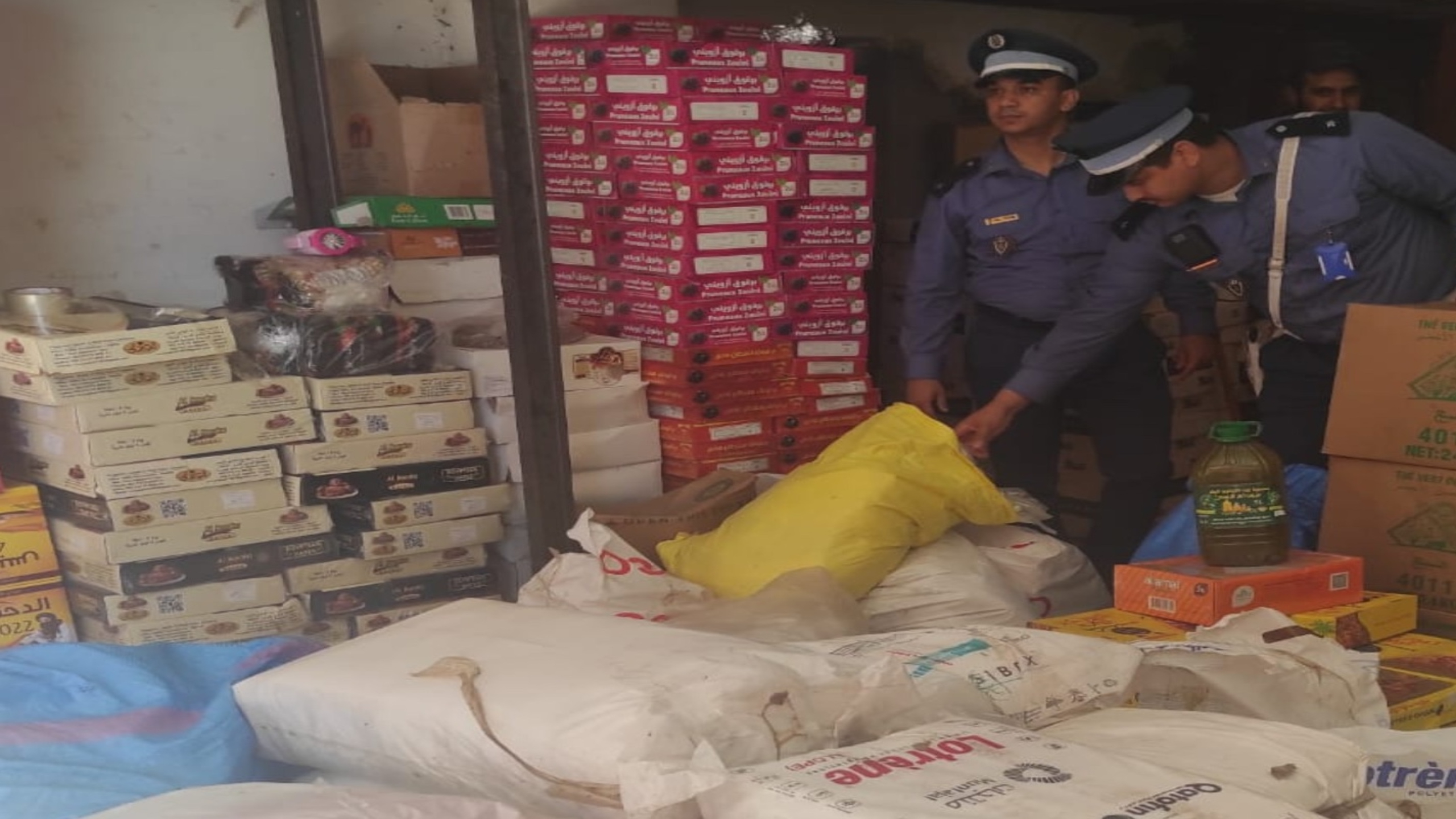 جمارك آسفي تحجز كميات ضخمة من الأكياس البلاستيكية ومواد غذائية مشبوهة