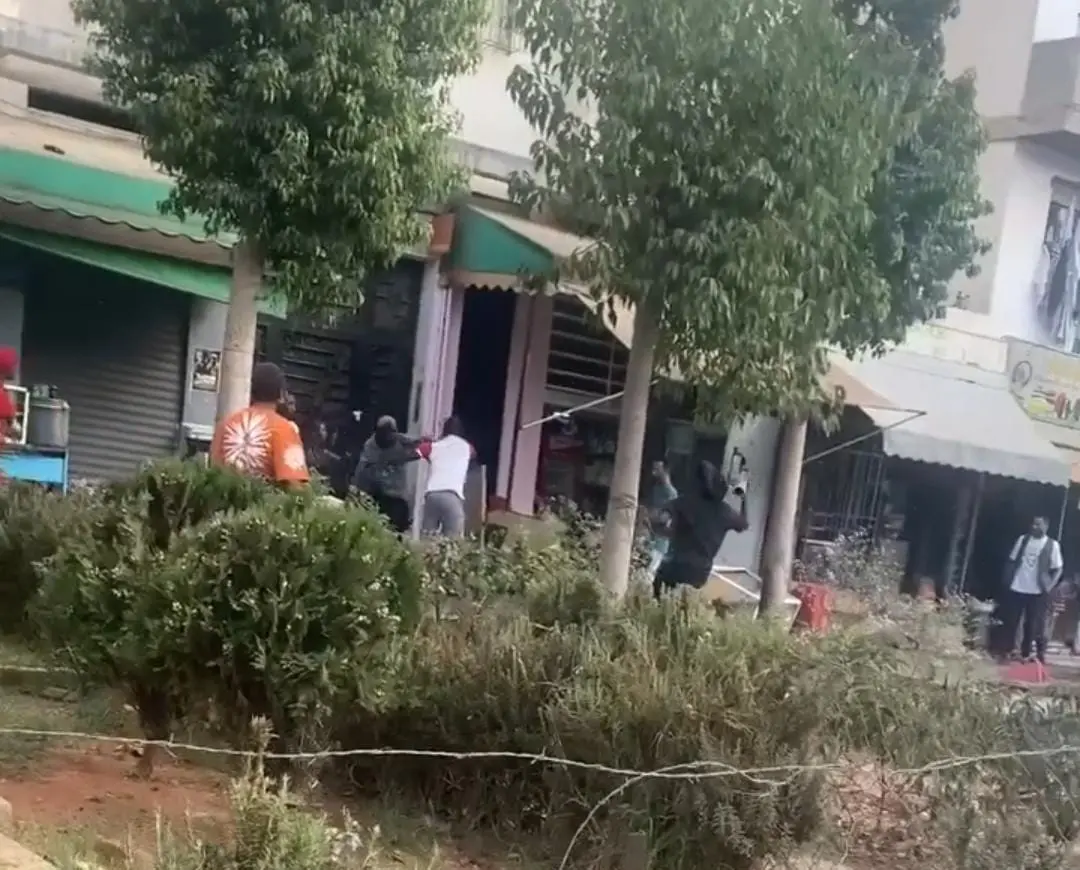 أمن البيضاء يوقف 5 مهاجرين بعد “مواجهة عنيفة”.. حجز أسلحة بيضاء و 90 غرام شيرا وحبوب مهلوسة