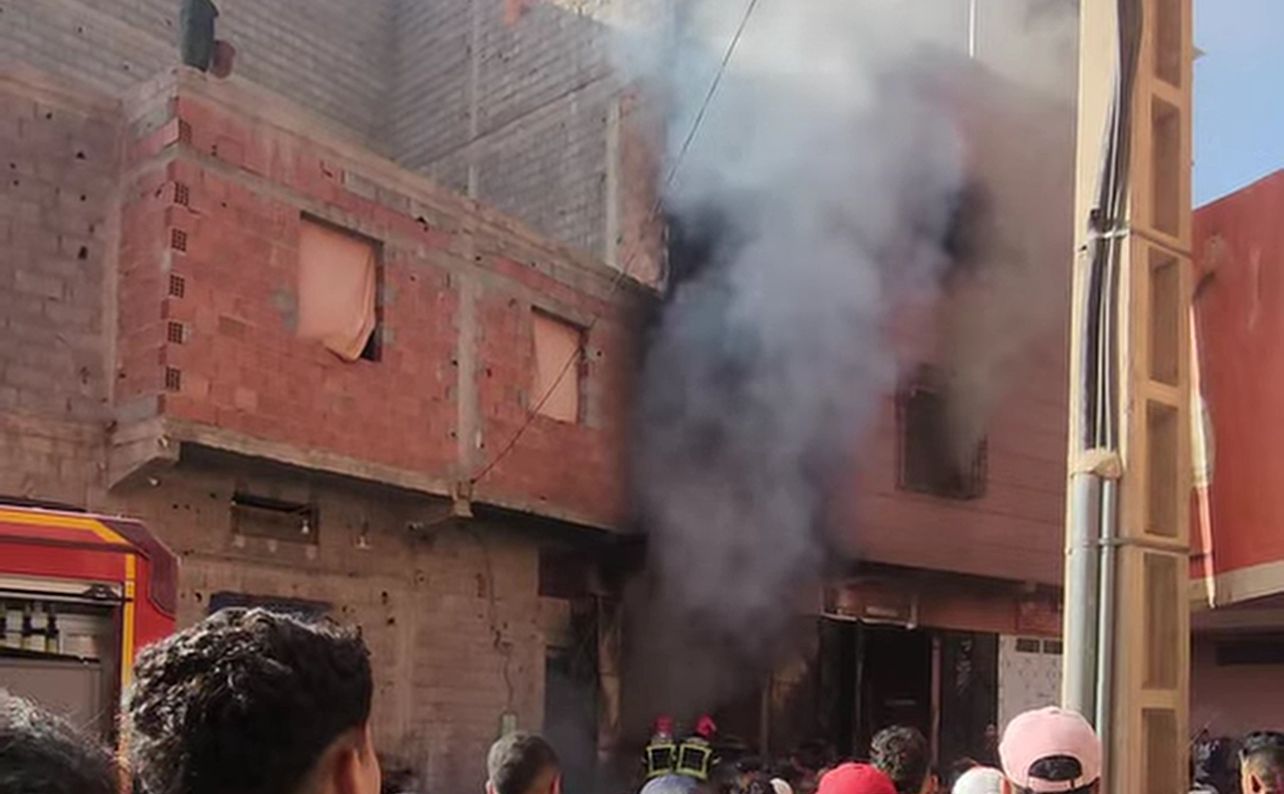 بالصور.. إصابة عامل في حريق مهول التهم مصبنة ومنزلاً بحي عين إيطي مراكش
