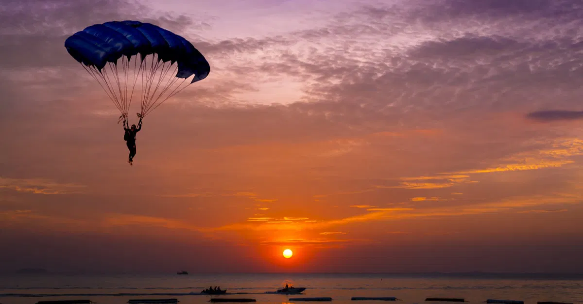 تسلل مثير.. إيقاف مهاجر من دول افريقيا جنوب الصحراء عبر الى سبتة بمظلة
