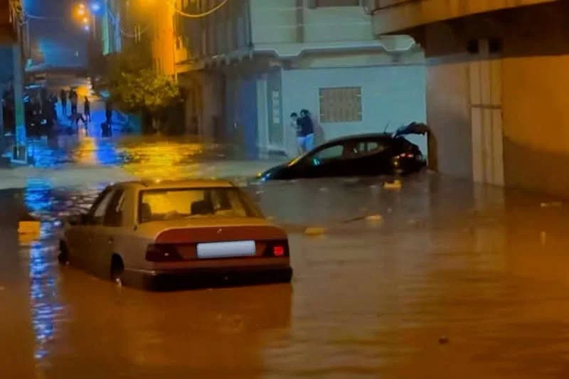 السيول تغرق شوارع وأحياء العروي وتحاصر مواطنين داخل سياراتهم +صور
