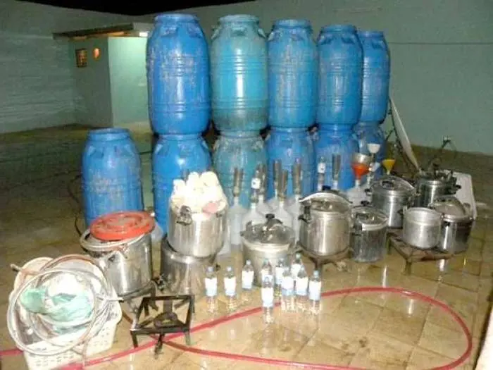 تفكيك مصنع سري ل”ماء الحياة” وحجز 6 أطنان من المواد المخمرة بالجديدة