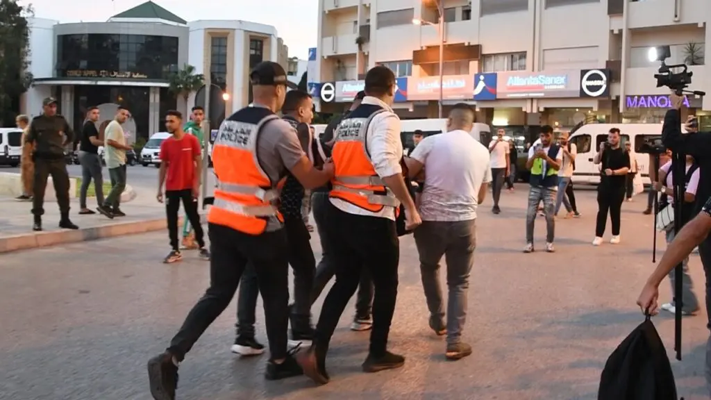 البيضاء.. توقيف شخص انتحل صفة رجل أمن وحاز مسدساً بلاستيكياً خلال الاحتجاجات