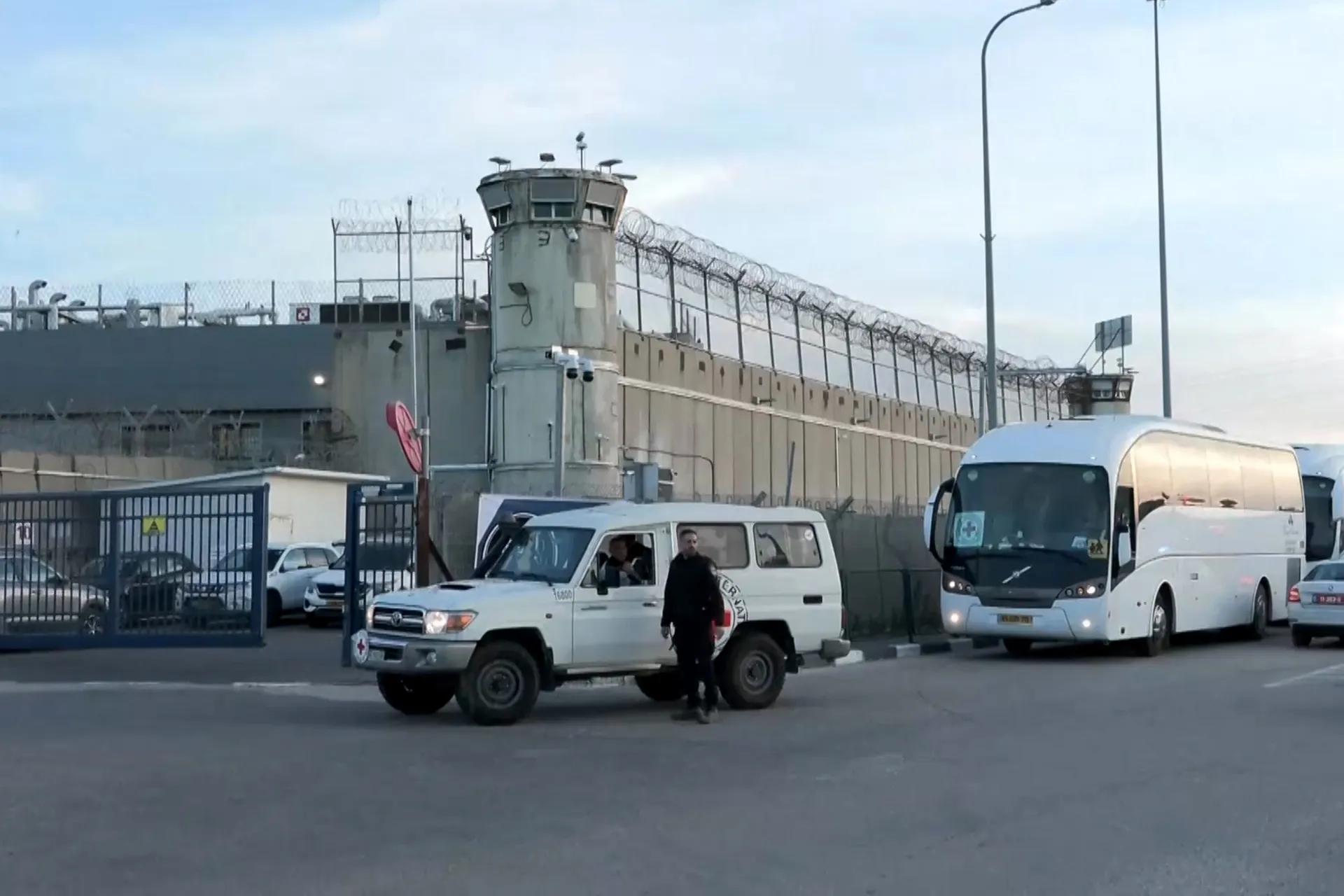 أول حافلة من أصل 38 تقل أسرى فلسطينيين مفرج عنهم تعبر الى غزة