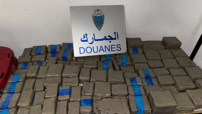 اعتقال “كوبل إسباني” وحجز 60 كلغ من الحشيش مخبأة داخل سيارة