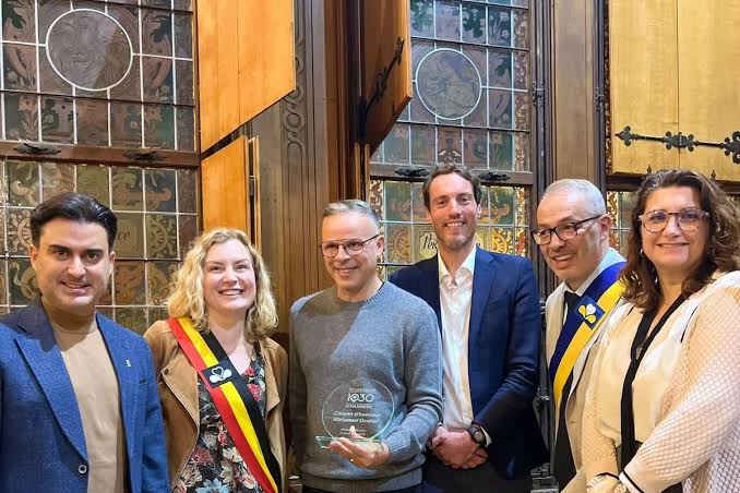 بلجيكا.. تكريم المدرب محمد وهبي من قبل بلدية سكاربيك