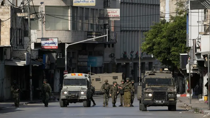 حظر تجول بالضفة الغربية.. إسرائيل تعتقل مواطنين وتسمم أغناما