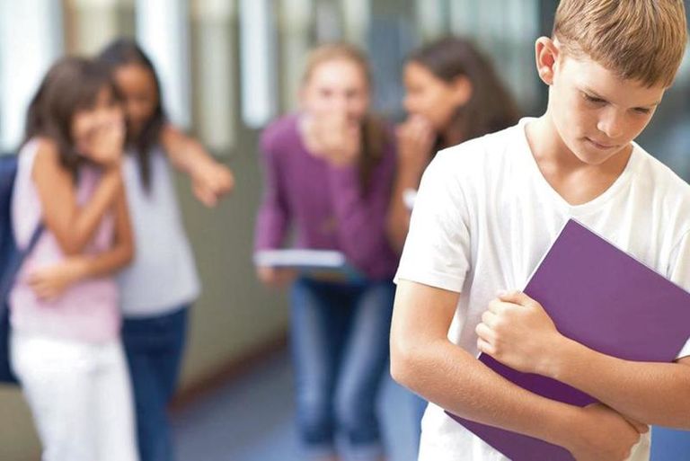 طالب ضحية تنمر يفجر مدرسته ويسقط 96 مصابا