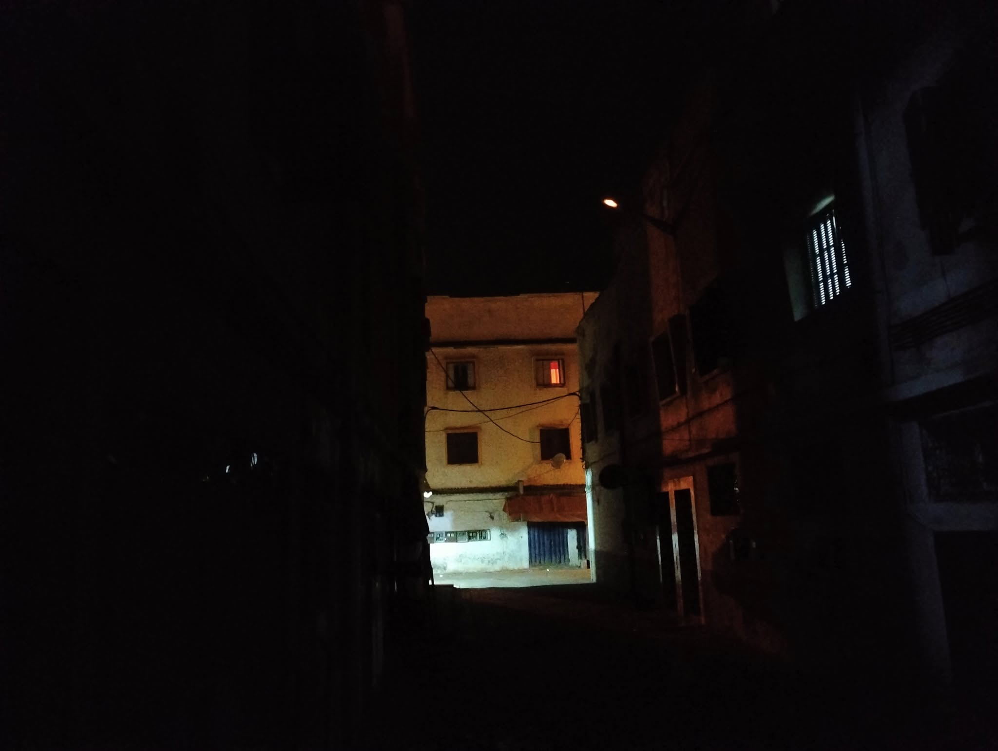 انعدام الإنارة العمومية بزنقة الرازي بين العراصي بالصويرة لأزيد من شهر يثير استياء الساكنة