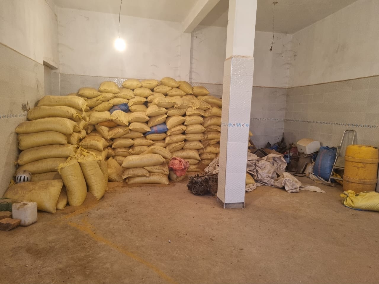 تنبعث منها روائح كريهة وفيها ديدان.. إتلاف 8 أطنان من “التحميرة” الفاسدة ضبطت داخل مستودع