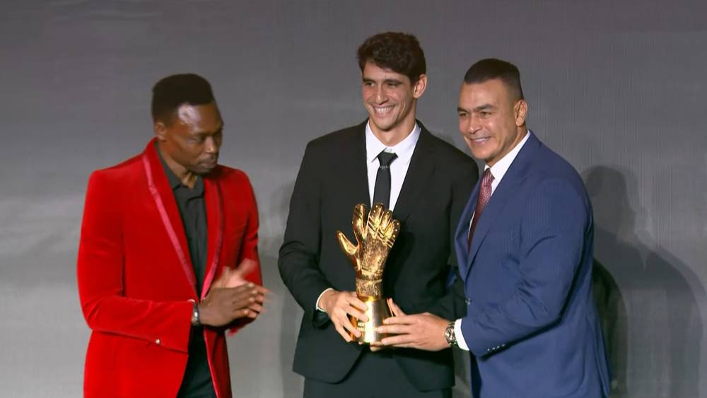 بونو نجم الهلال يكشف ان العمل الجماعي وراء انجاز جائزة أفضل حارس أفريقي