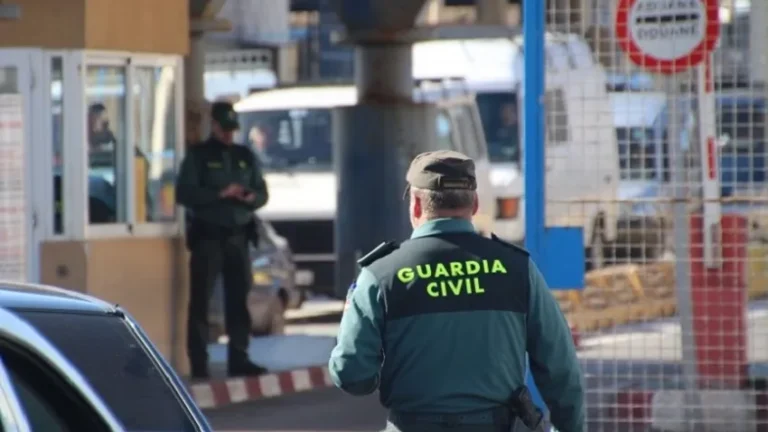 أمن مليلية يطيح بعصابة “الاعتداءات الليلية”.. توقيف 3 أشخاص في حالة تلبس بالسرقة بالسلاح الأبيض