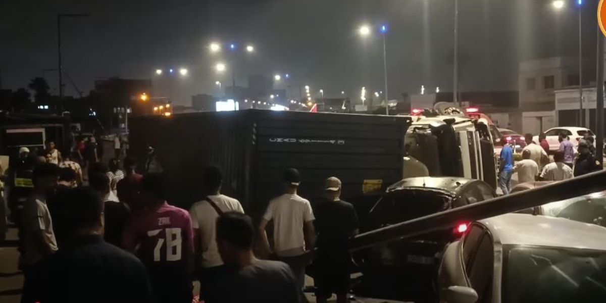 شاحنة محملة تصطدم بسلسلة سيارات وتقتحم مقهى بالدار البيضاء