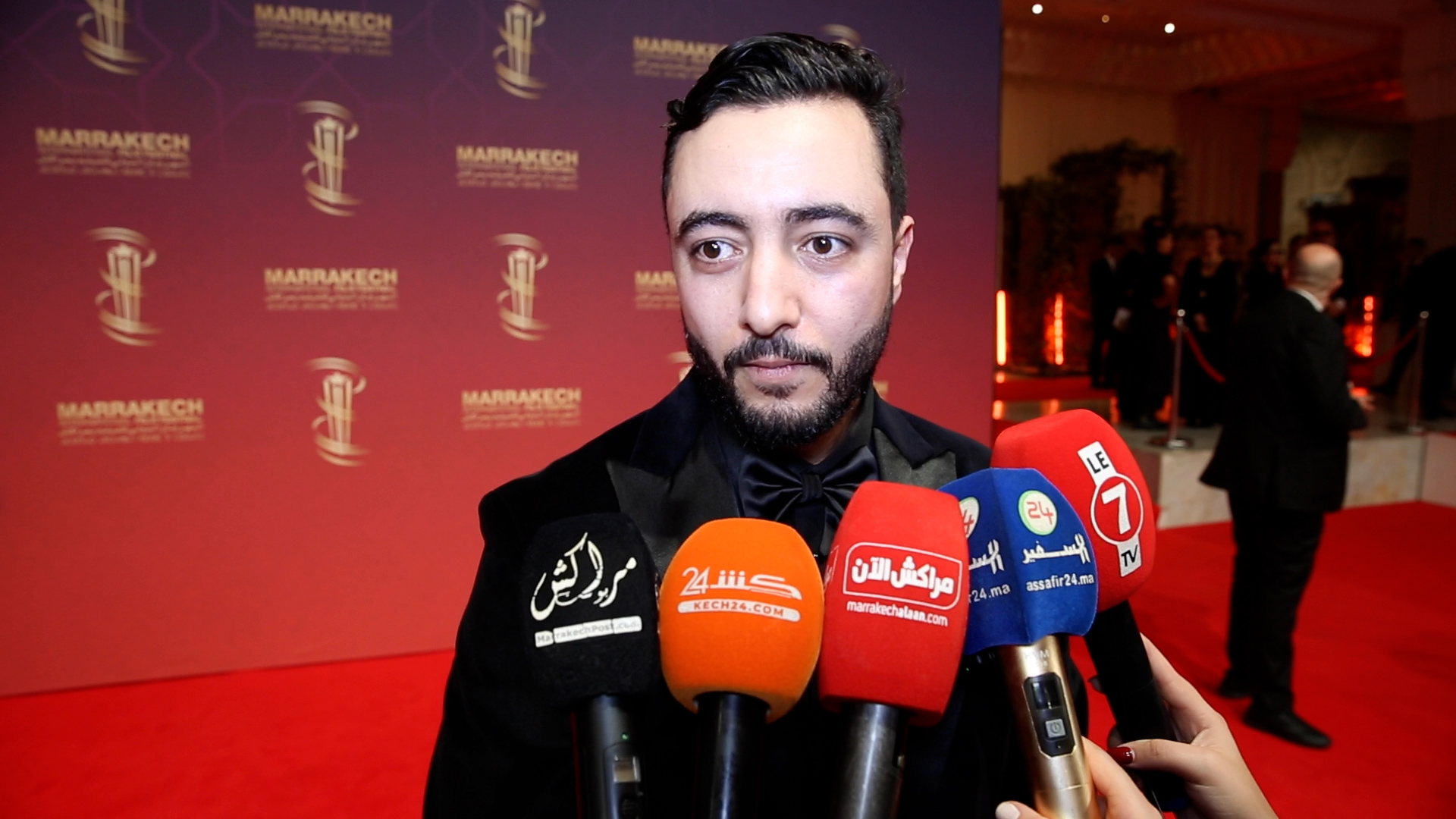 مراكش.. الممثل سعد موفق يرد على الجدل: مشاهد مسرحية “التخرشيش” عادية ووالدتي شاهدت العرض +فيديو