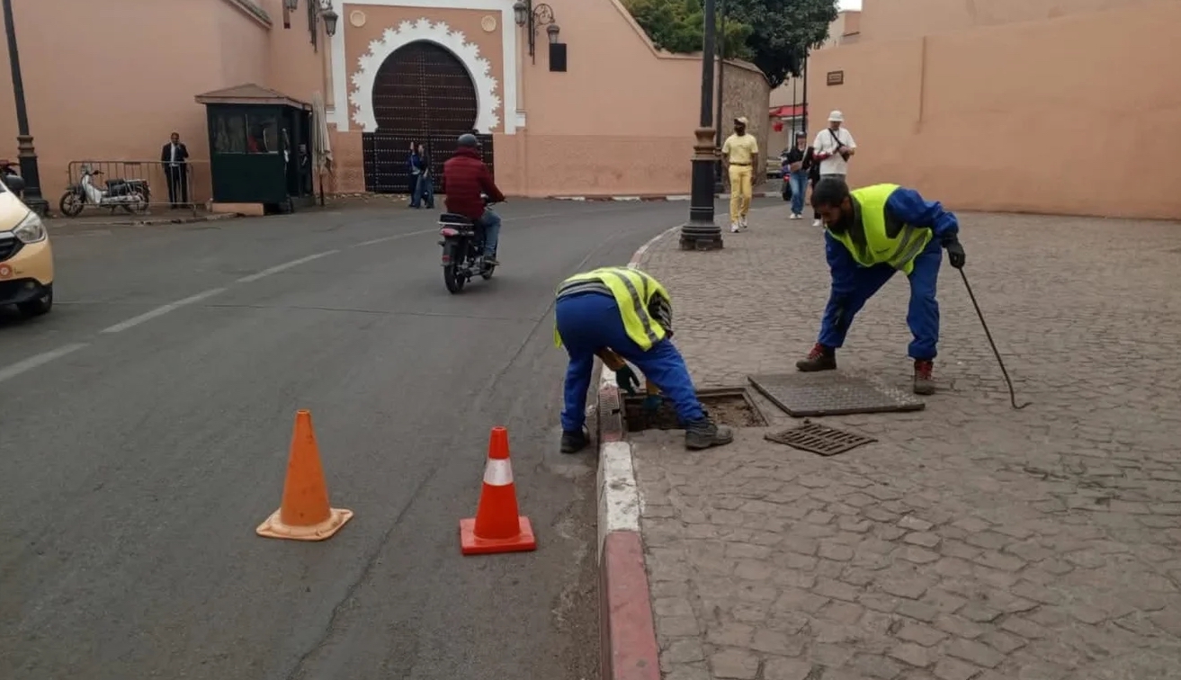 فرق الصيانة بمراكش تُكثف العمل الميداني لضمان انسياب مياه الأمطار وحماية المدينة