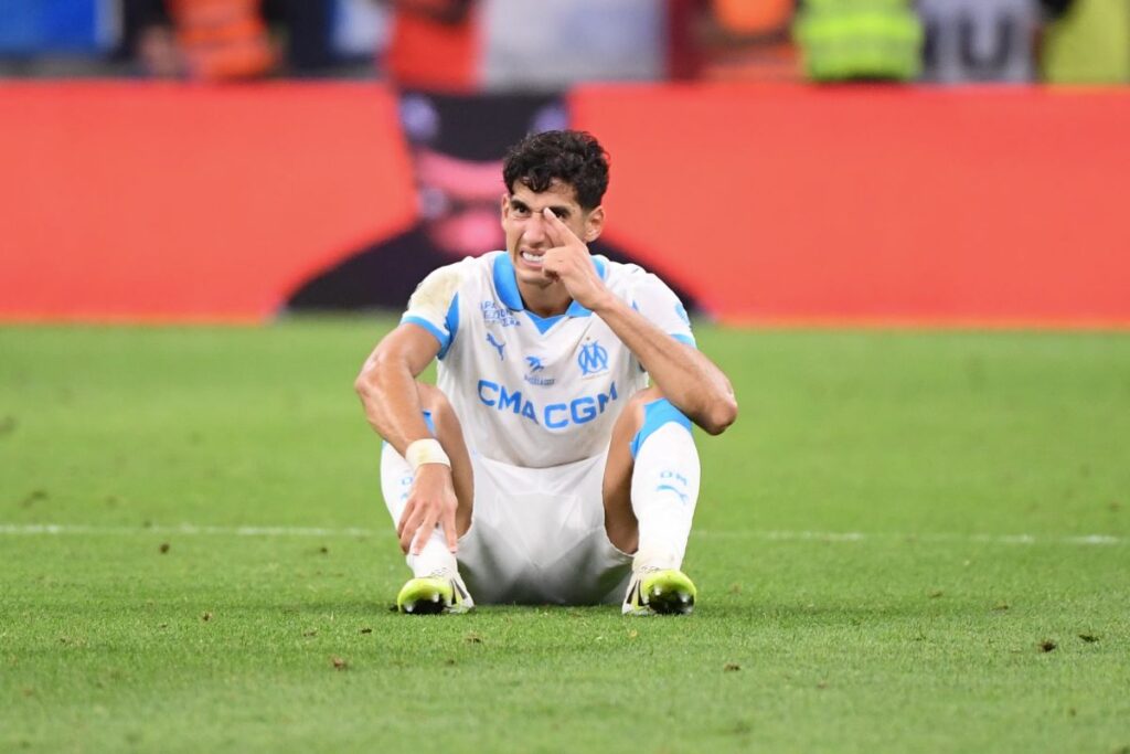 بمباراة أولمبيك مارسيليا وبريست.. ألم مفاجىء يخرج نايف أكرد من أرضية الملعب