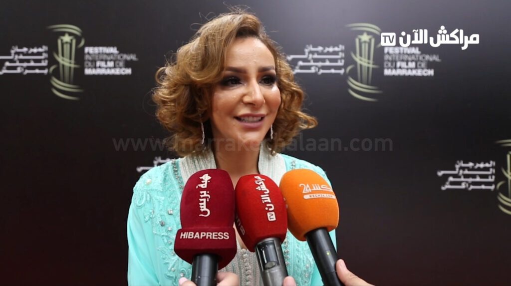 الفنانة المراكشية جميلة الهوني تنفي تغيير اسمها إلى “جاكلين” بعد حصولها على الجنسية الفرنسية