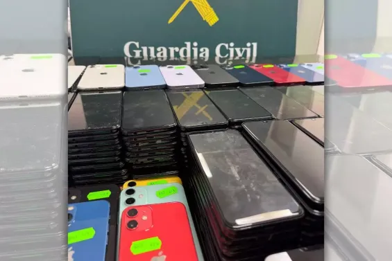 توقيف سائق شاحنة حاول إدخال 591 هاتفاً محمولاً مخبأة بـ”قعر مزدوج”