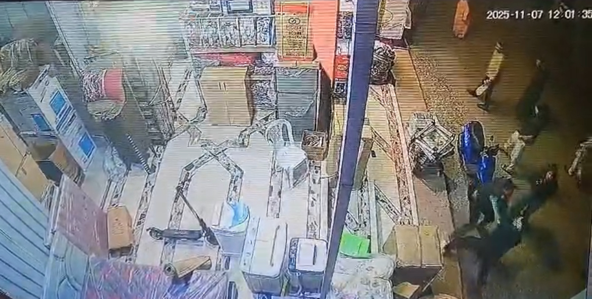 بالفيديو.. اعتداء مروع بكلب شرس على موظف بإدارة السجون يهزّ مدينة شيشاوة