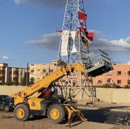 رافعة خاصة لمحاولة إنهاء اعتصام شخص يهدد بالانتحار قرب “دار الحليب” بمراكش