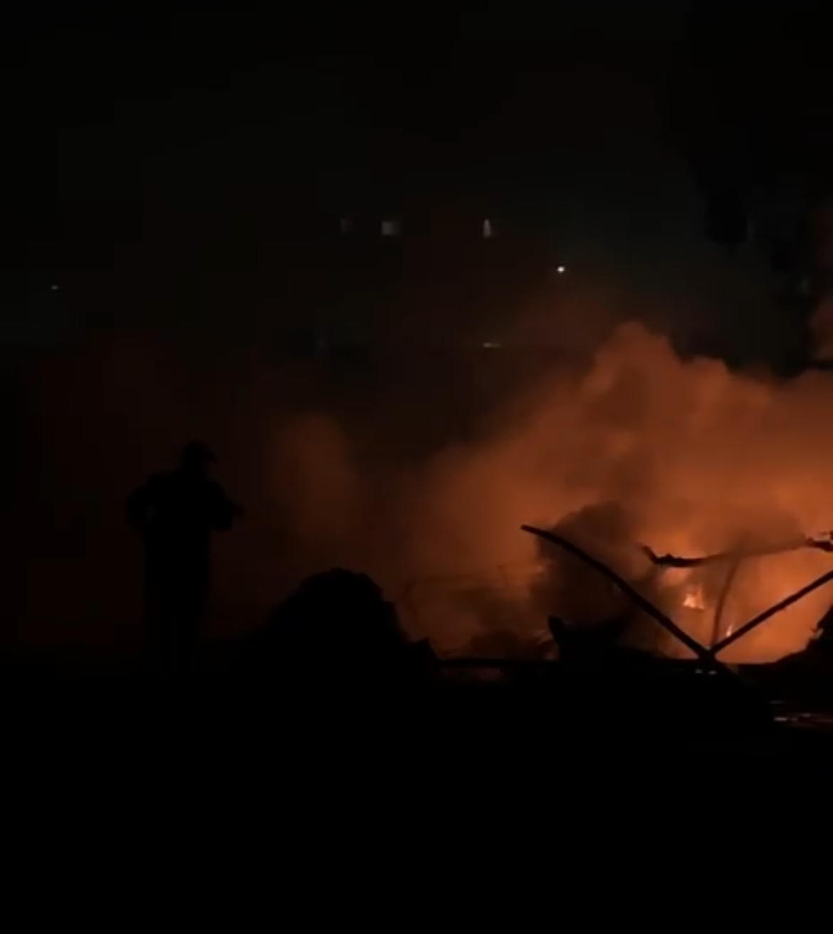 بالفيديو.. اندلاع حريق بمنطقة مهجورة بدوار الحفرة بالمحاميد يستنفر السلطات المحلية