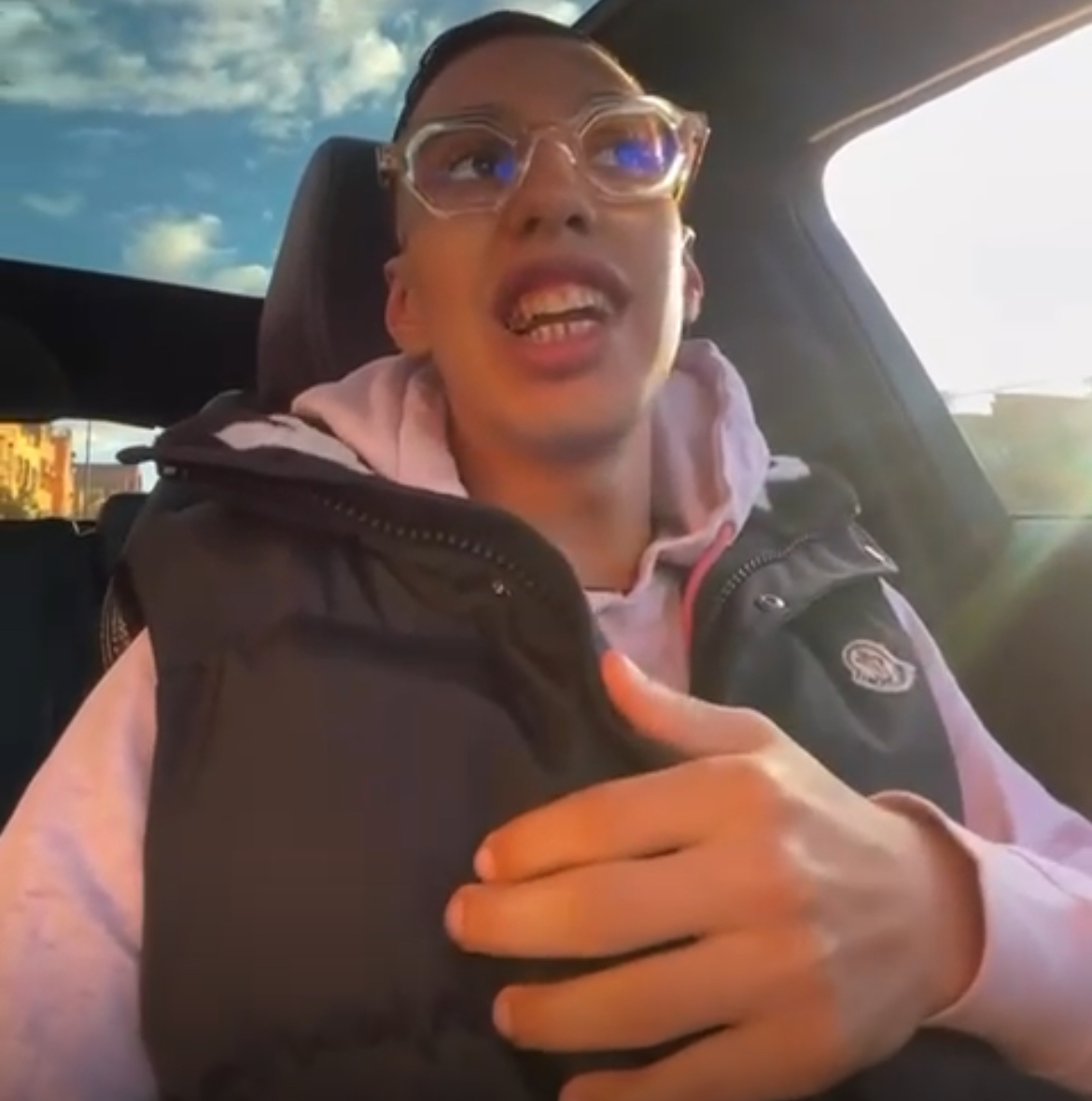 بسالة.. “مول الحوت” يسخر من أستاذه السابق ويغضب رجال ونساء التعليم بمراكش