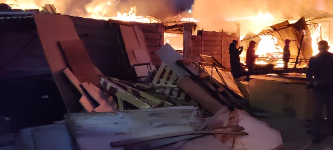 حريق ضخم يلتهم مستودعًا للأخشاب بسيدي يوسف بن علي دون خسائر بشرية