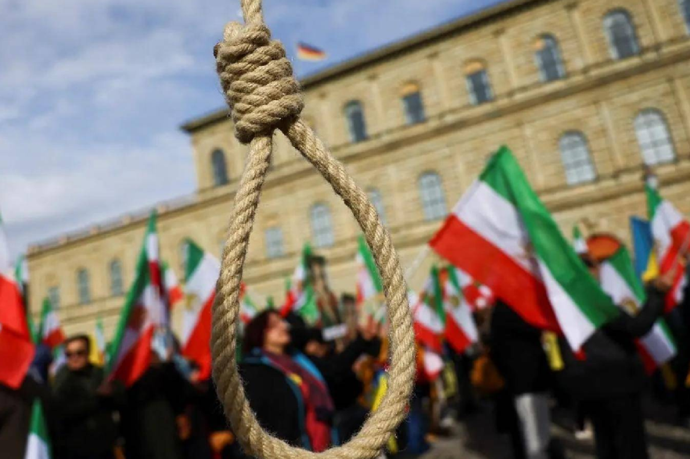 إيران تنفذ حكم الإعدام في حق رجلًا علنا أدين بقتل طبيب