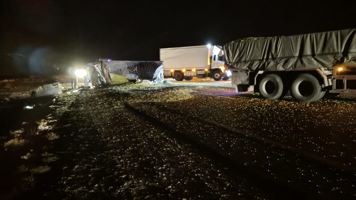 شاحنة زيتون تنقلب قرب شيشاوة.. إصابات بليغة وإجراءات لنقل السائق إلى مراكش