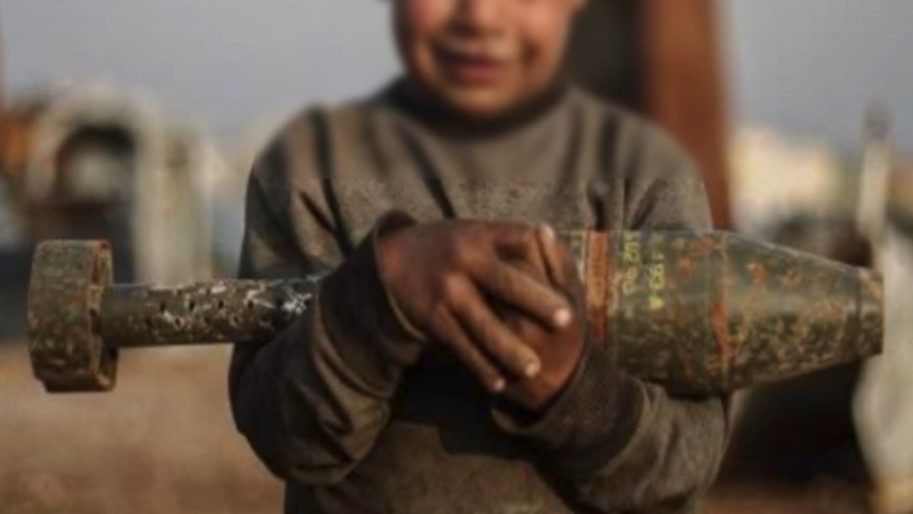 حالة استنفار بضواحي صفرو.. طفل عثر على قنبلة قديمة وحاول بيعها لتجار المتلاشيات