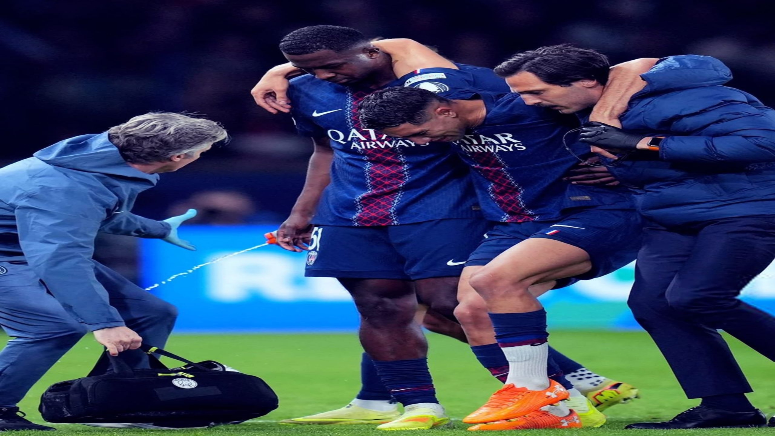 إصابة خطيرة تُخرج حكيمي باكياً من قمة باريس وبايرن ميونخ.. وقلق يسيطر على معسكر “الأسود” قبل “الكان”