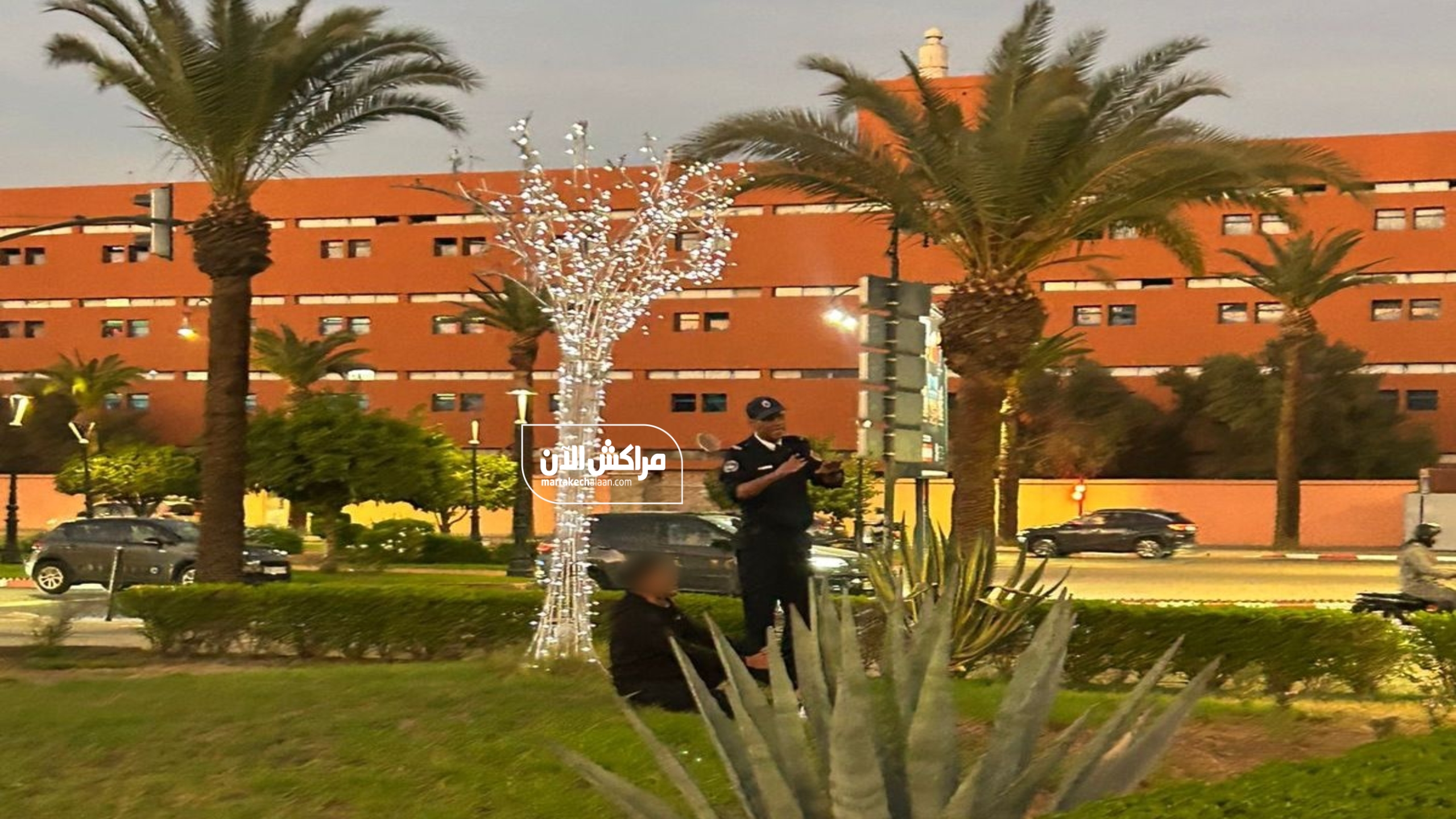 صور حصرية.. امن مراكش يوقف شخصاً متلبساً بحيازة مخدر الشيرا بعد اصطدامه بسيارة أجرة