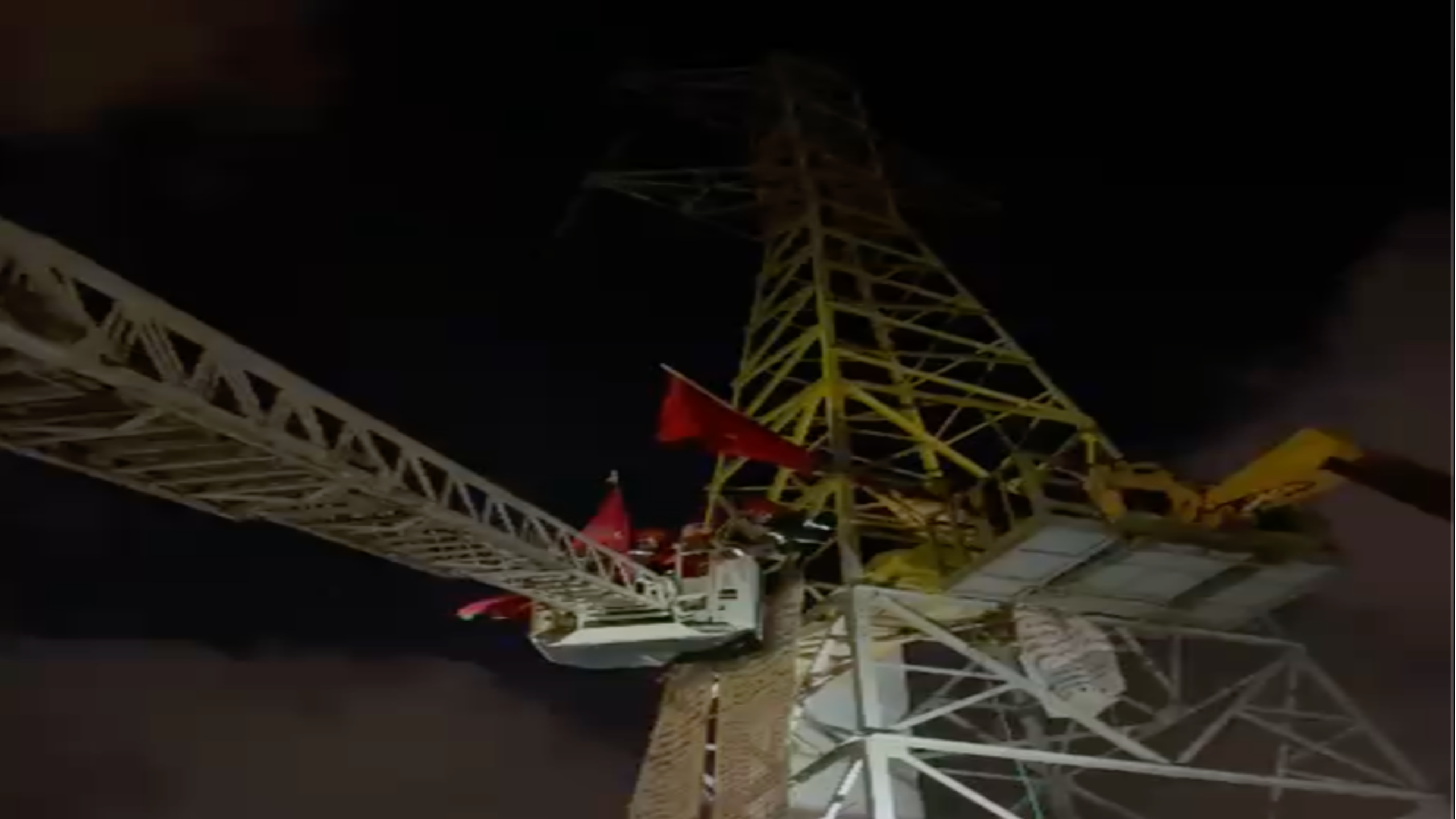 فيديو يوثق اللحظة.. السلطات بمراكش تُنهي بنجاح اعتصام “رجل البرج” بعد 6 أيام بجهود شيوخ القبائل الصحراوية