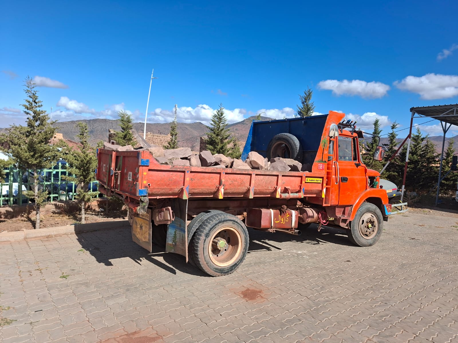 اقليم الحوز.. درك التوامة يوقف سائق وصاحب شاحنة محملة بالرمال والحجارة في منطقة بيئية محمية