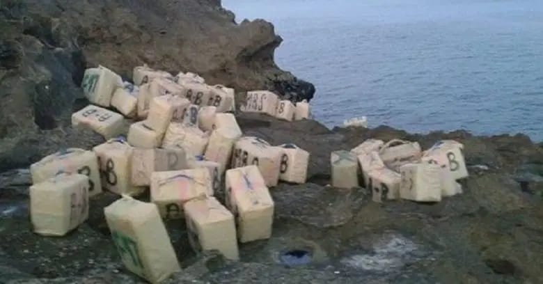 البحرية الملكية تحجز 10 رزم من مخدر الحشيش تطفو بعرض بحر الحسيمة