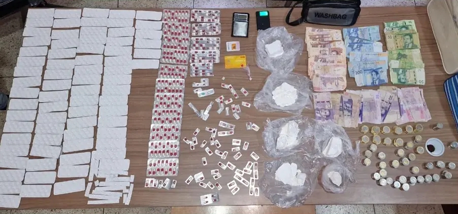 أمن وجدة يطيح بمروج مخدرات خطير مطلوب وطنياً ويحجز كميات ضخمة من الكوكايين والأقراص المهلوسة
