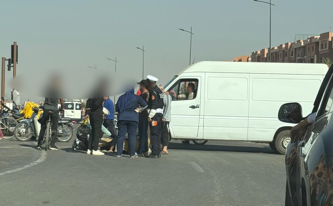اصطدام بين دراجة نارية “غلوفو” وسيارة بشارع كماسة مراكش وإصابة سائقها بكسر خطير