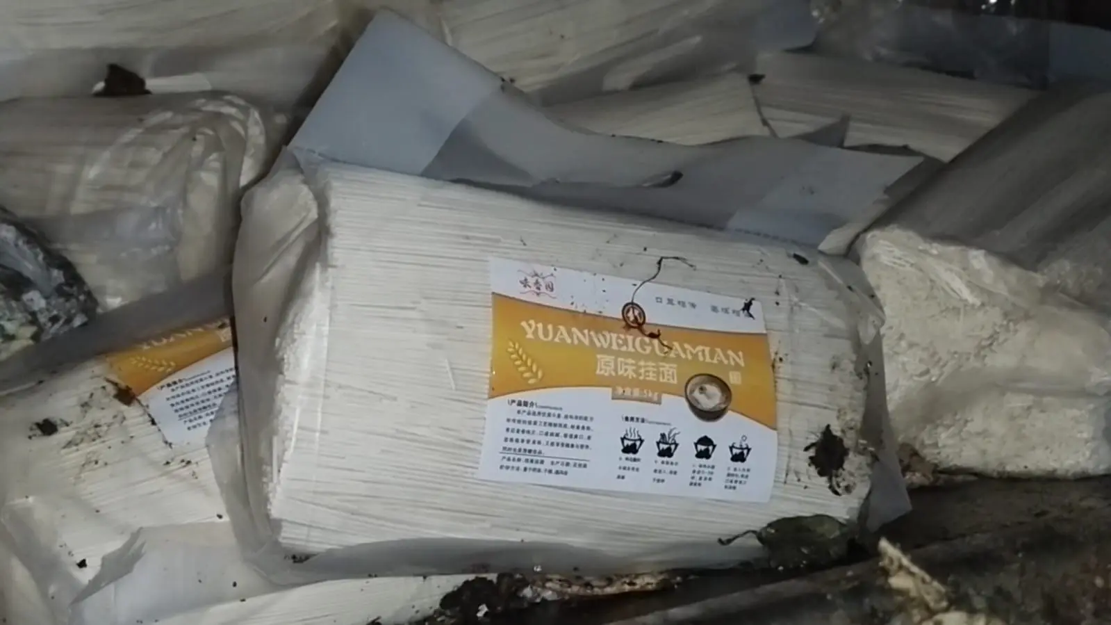 ايقاف صنيين بعد مداهمة ورشة سرية لإعداد معجنات فاسدة بالبيضاء