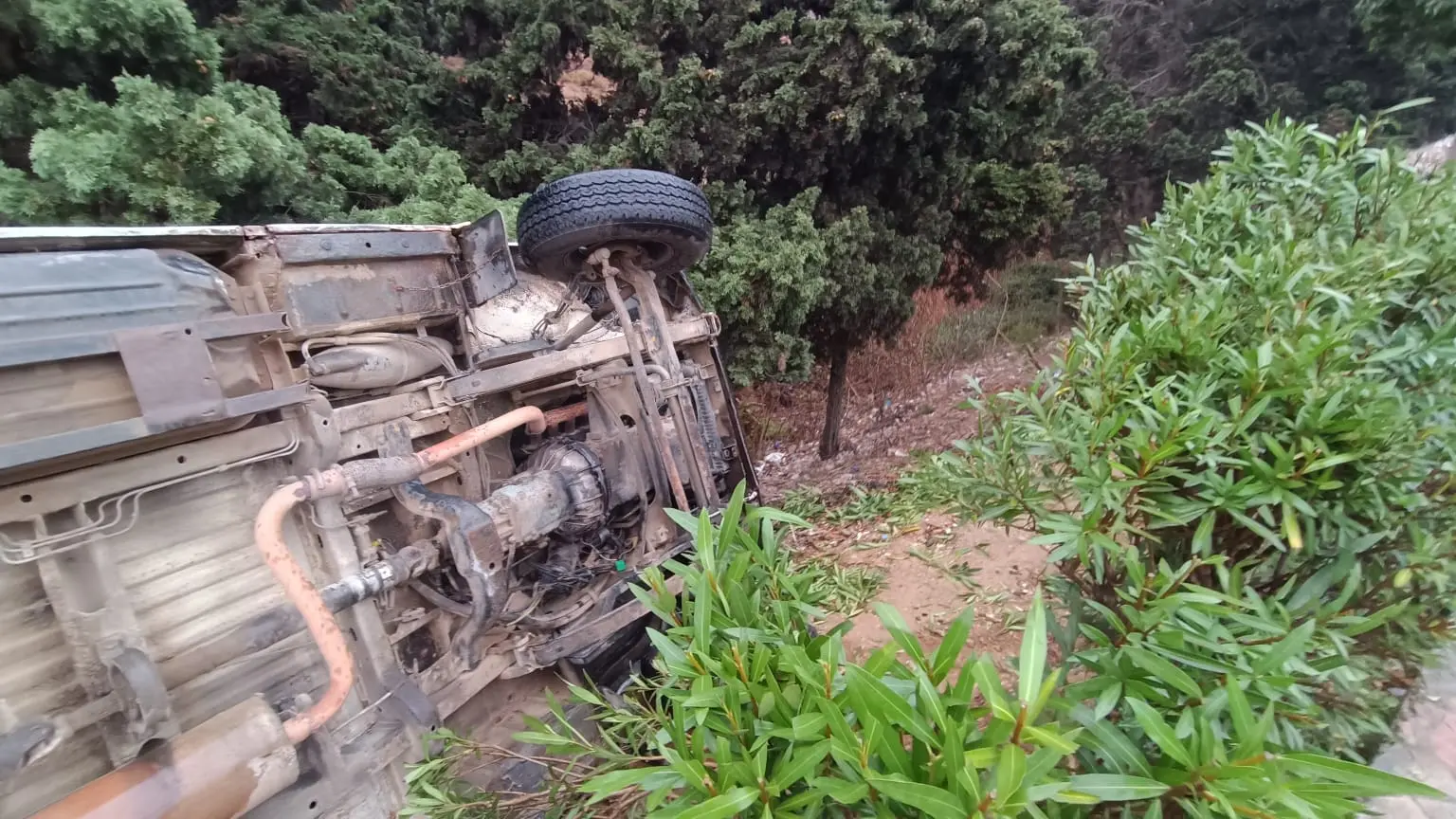 نجاة سائق بأعجوبة اثر انقلاب سيارة بتطوان بسبب الأمطار