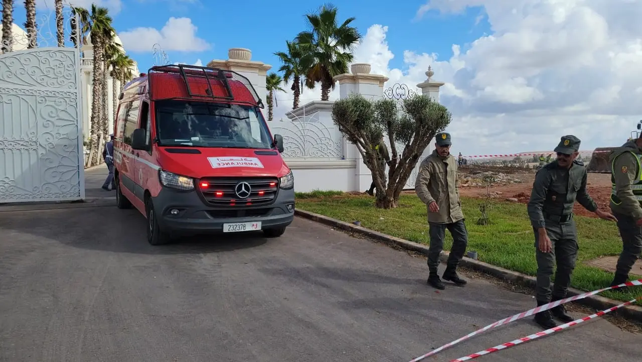 بوسكورة.. جرافة تسقط وسط أنقاض قصر الضيافة وإصابة سائقها بجروح بليغة