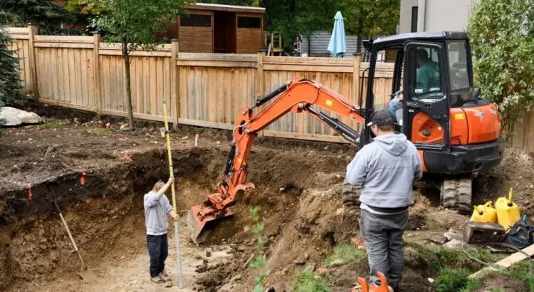 مواطن يكتشف كنزاً من الذهب بقيمة 700 ألف يورو أثناء حفر مسبح منزله