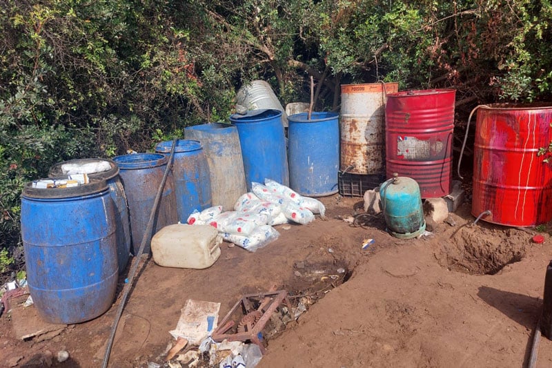 عناصر الدرك تداهم معملا سريا لصنع “ماحيا” وتحجز مئات اللترات