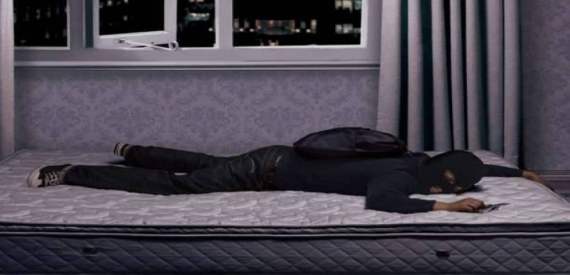 سيدة تعثر على لص نائم داخل شقتها بعد أن انتهى من تجميع المسروقات