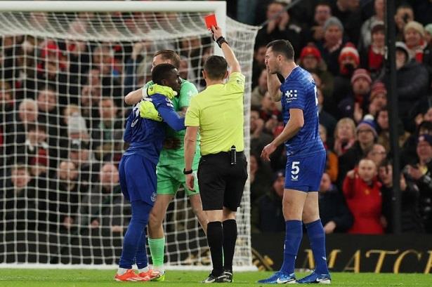 “صفع زميله داخل الملعب”.. غي يعتذر ويوضح الأسباب