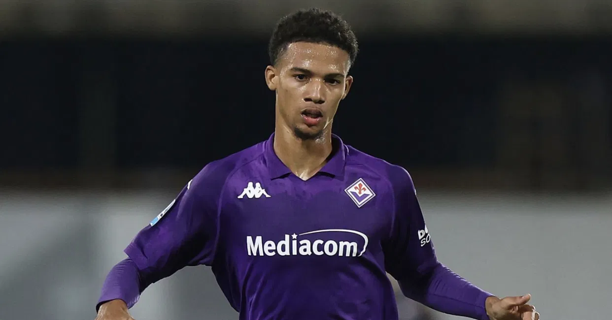 فريق فيورنتينا يعزي في وفاة والد لاعبه أمير ريتشاردسون بعد صراع مع السرطان