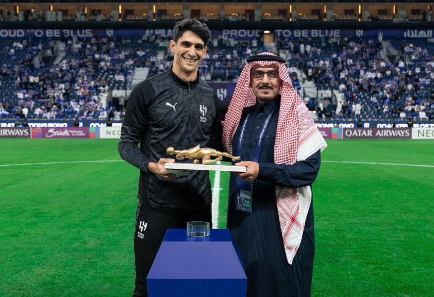 الهلال يحتفي ببونو بعد تتويجه بجائزة أفضل حارس إفريقي
